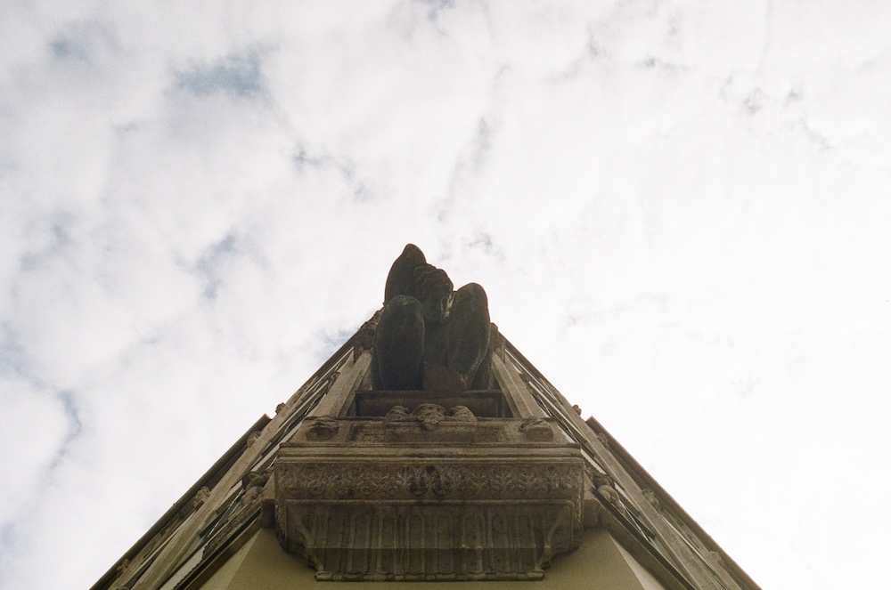 statue